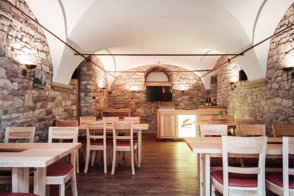 Restaurant/places to eat, Seating area