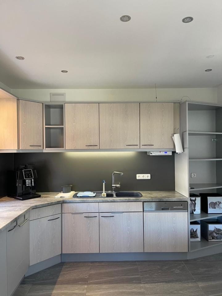 Kitchen or kitchenette, dishwasher