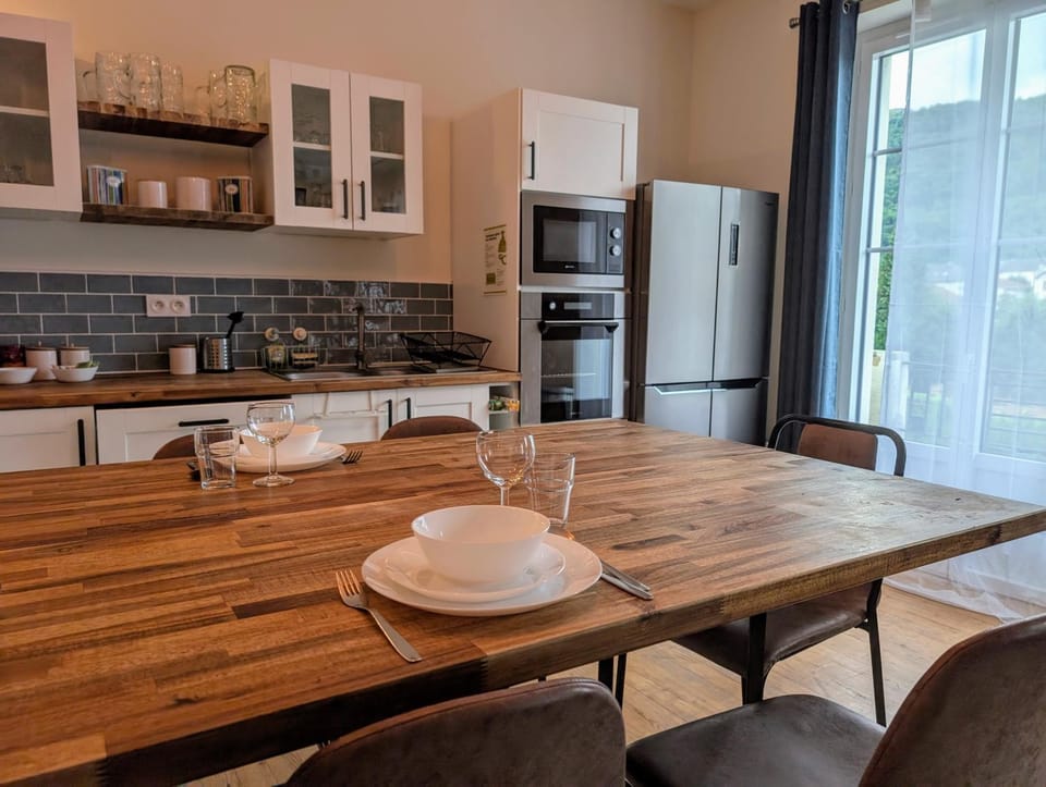 Kitchen or kitchenette, Dining area