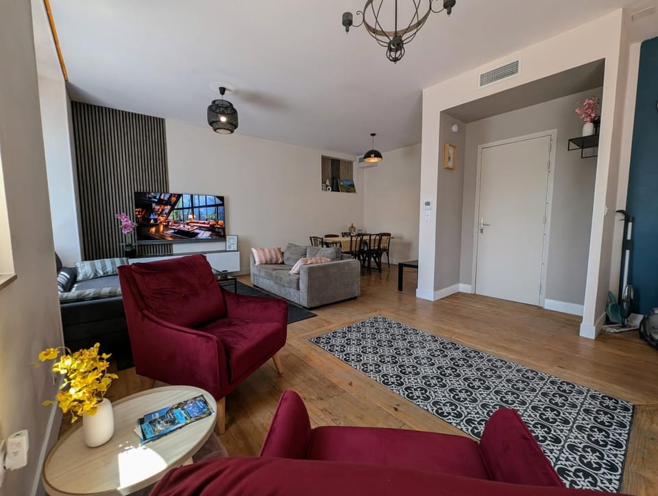 Communal lounge/ TV room, Living room, Dining area