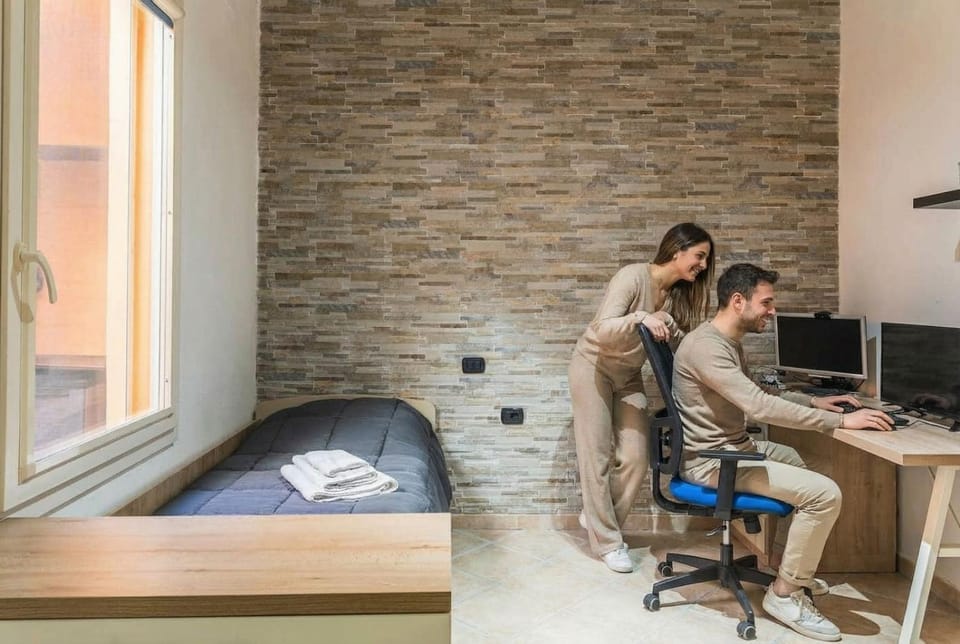 Bed, TV and multimedia, Bedroom, towels