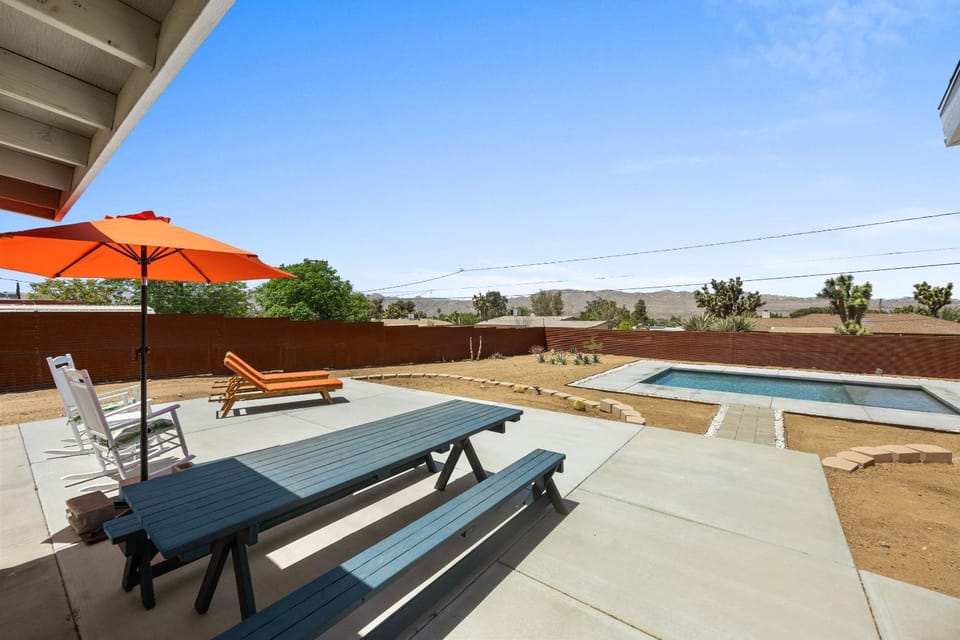 Bonanza in the Desert - Pool & Grill House in Yucca Valley