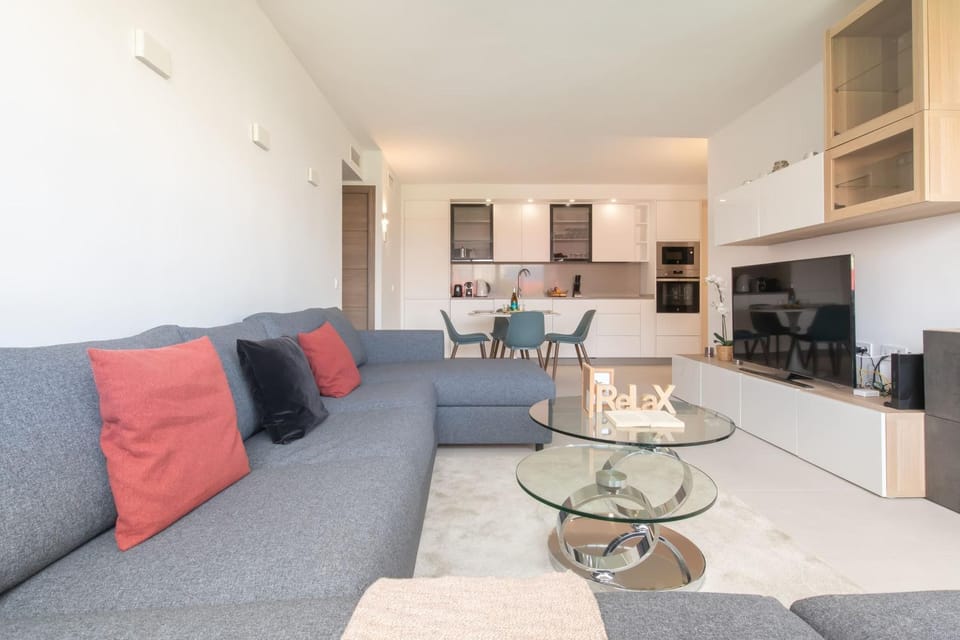TV and multimedia, Kitchen or kitchenette, Living room, Seating area, Dining area, air conditioner