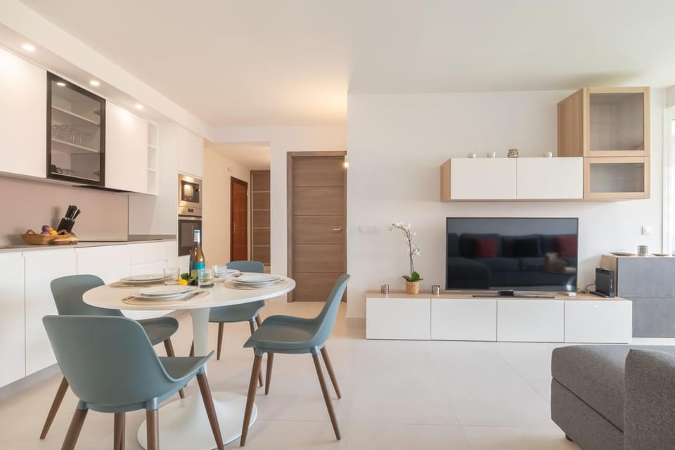 TV and multimedia, Kitchen or kitchenette, Living room, Seating area, Dining area, air conditioner