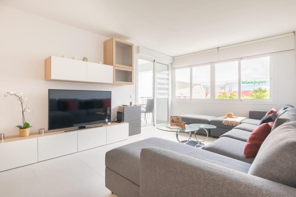TV and multimedia, Living room, Seating area, Dining area, air conditioner