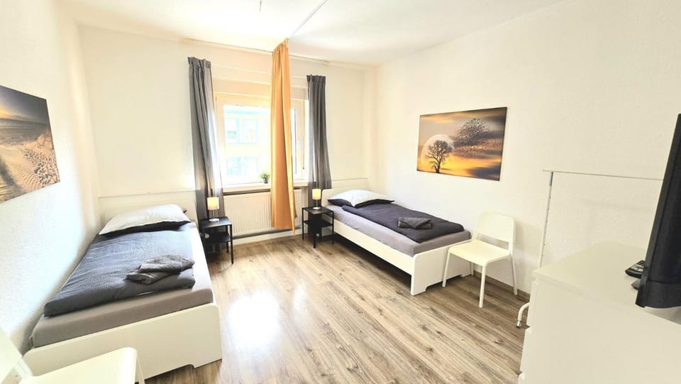 Bed, TV and multimedia, Photo of the whole room, Bedroom, towels