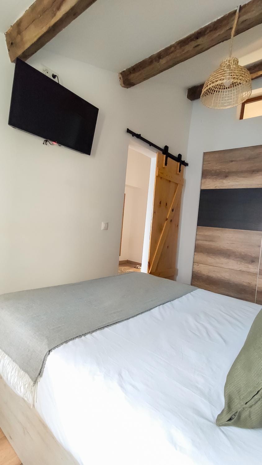 Bed, TV and multimedia, Photo of the whole room, Bedroom