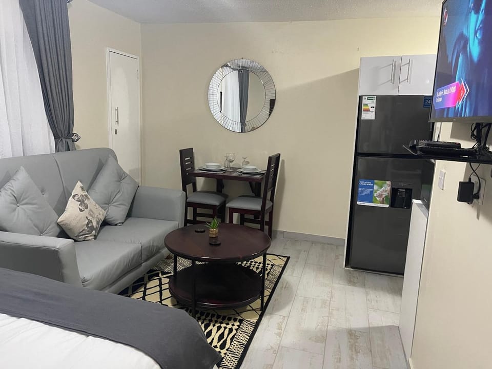 Bed, TV and multimedia, Living room, Dining area