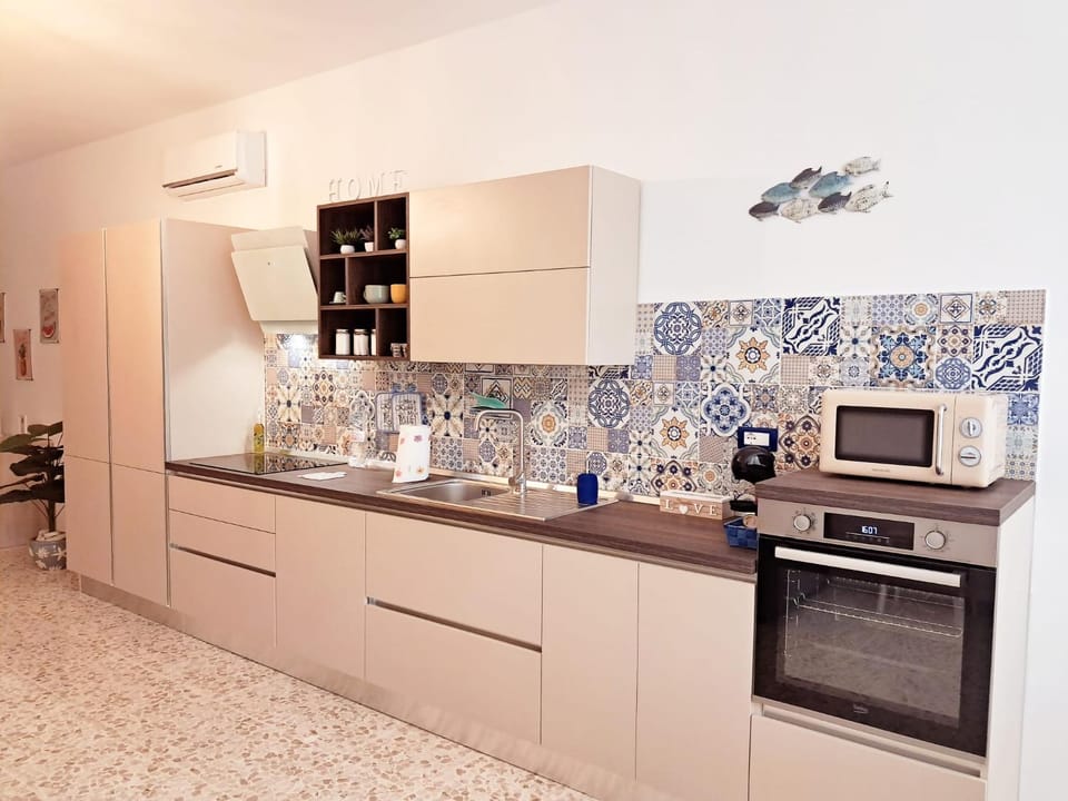 Coffee/tea facilities, Kitchen or kitchenette, dishwasher, microwave, oven, stove, washing machine