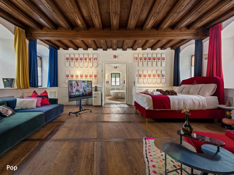 Bed, TV and multimedia, Bedroom
