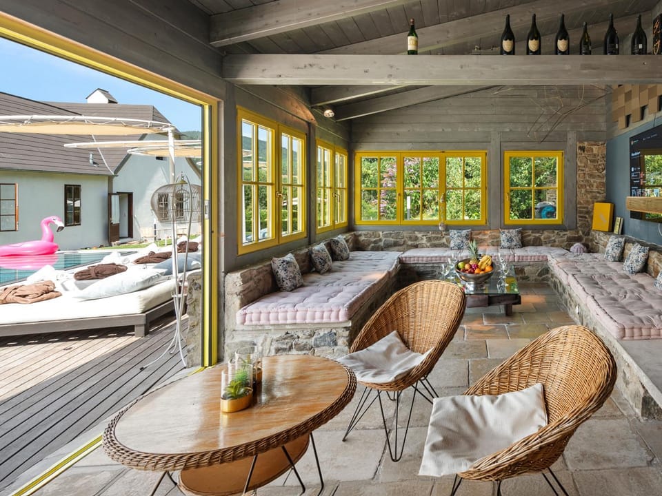 Communal lounge/ TV room, Day, Seating area, Swimming pool, sunbed
