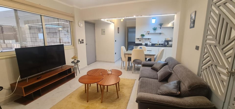 Communal lounge/ TV room, TV and multimedia, Kitchen or kitchenette, Living room, Seating area, Dining area
