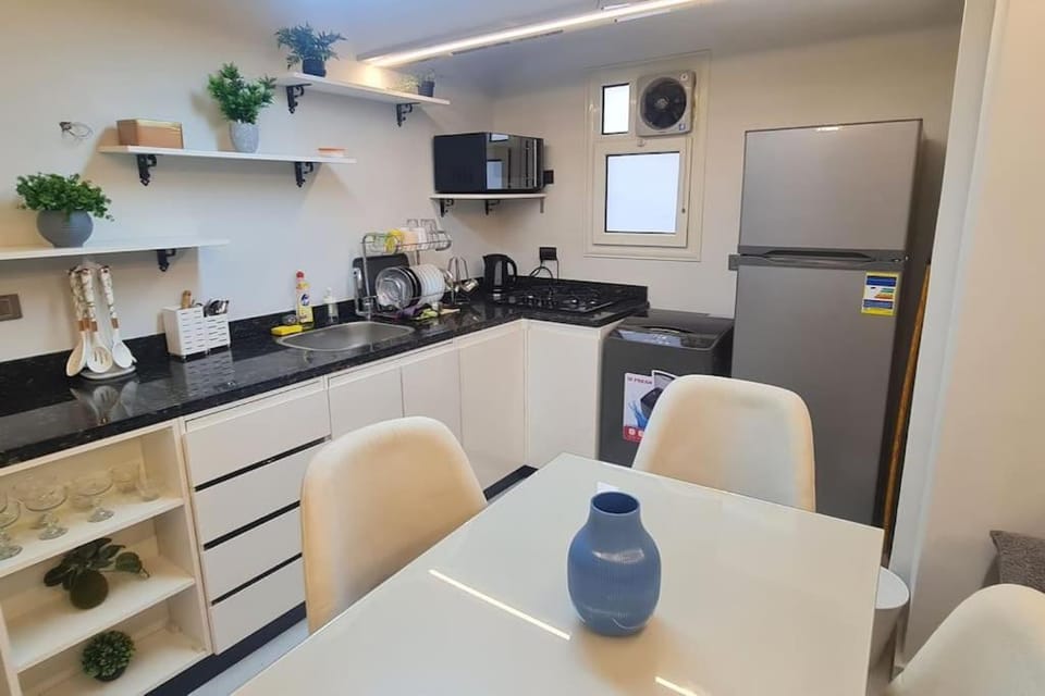 Coffee/tea facilities, Kitchen or kitchenette, Dining area, stove