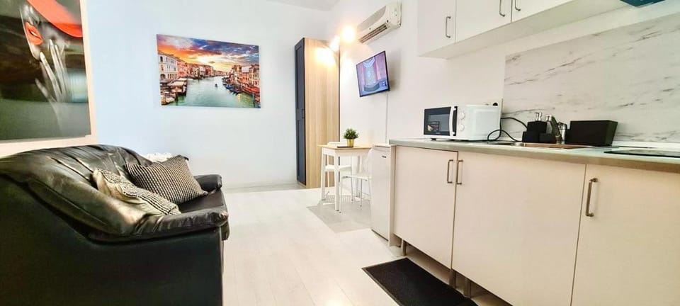 Kitchen or kitchenette, microwave, toaster