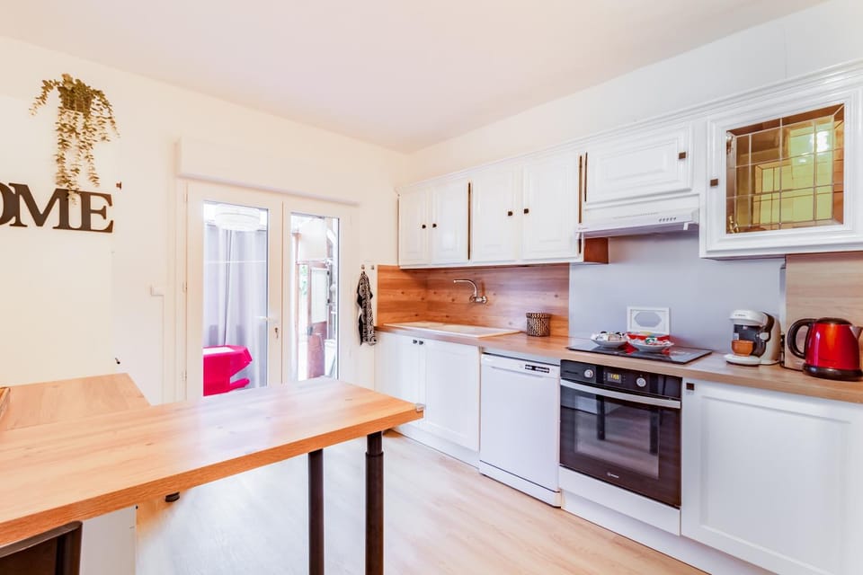 Kitchen or kitchenette, Dining area