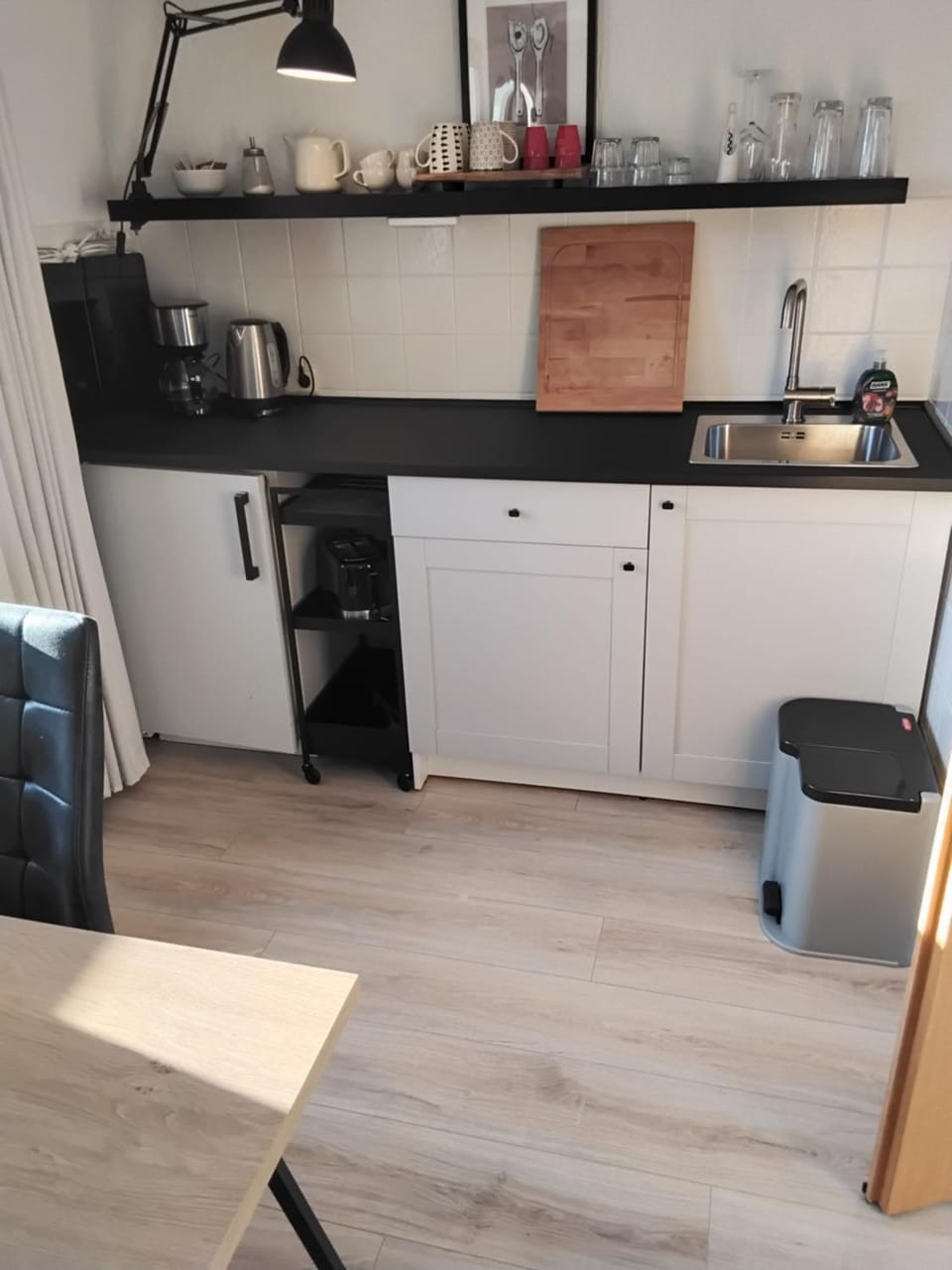 Coffee/tea facilities, Kitchen or kitchenette, stove