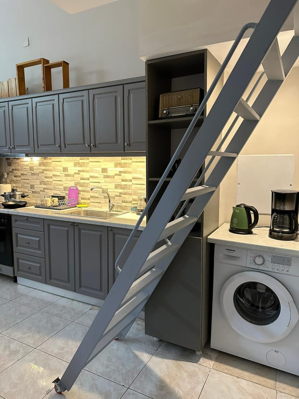 Kitchen or kitchenette, washing machine