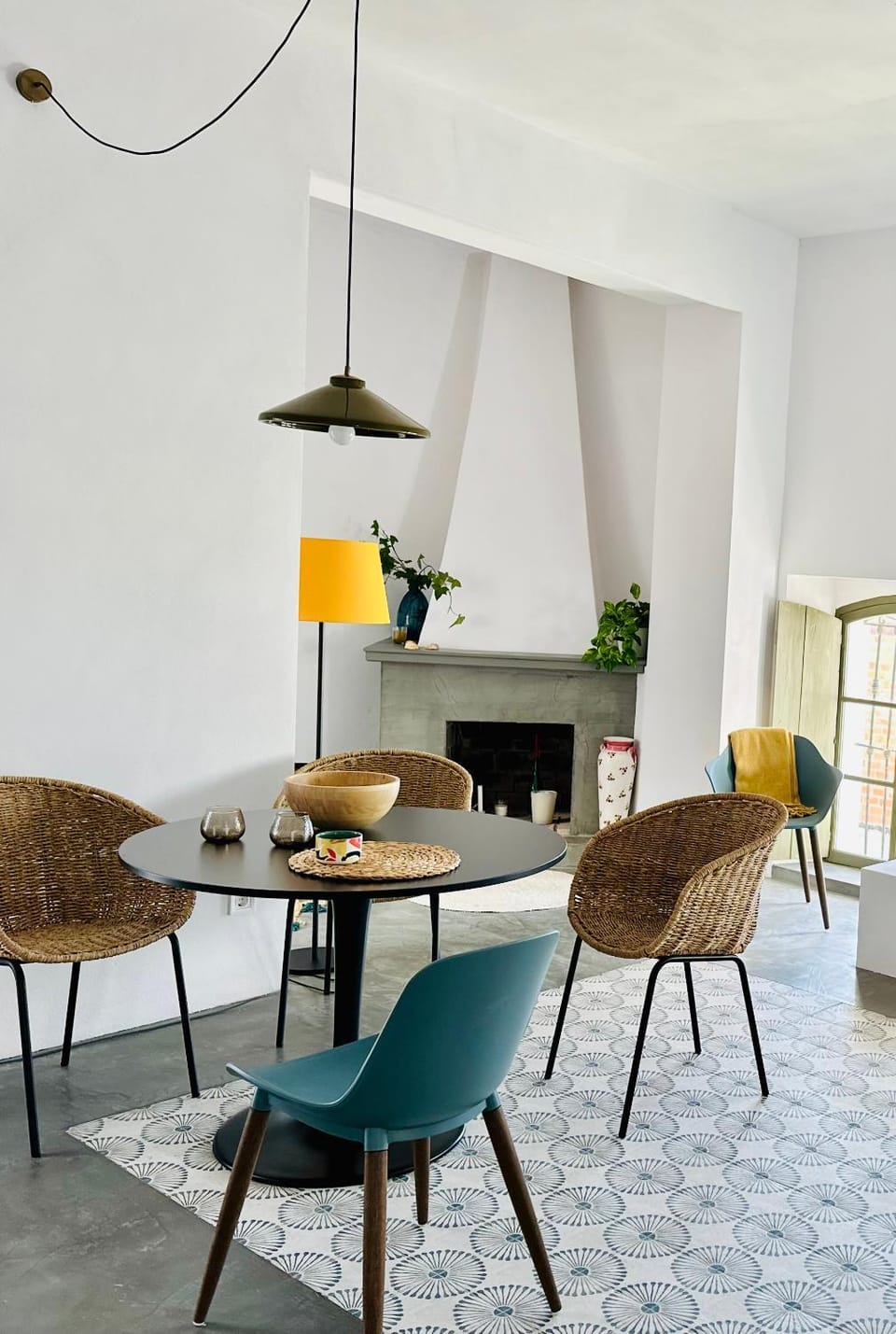 Living room, Seating area, Dining area, fireplace