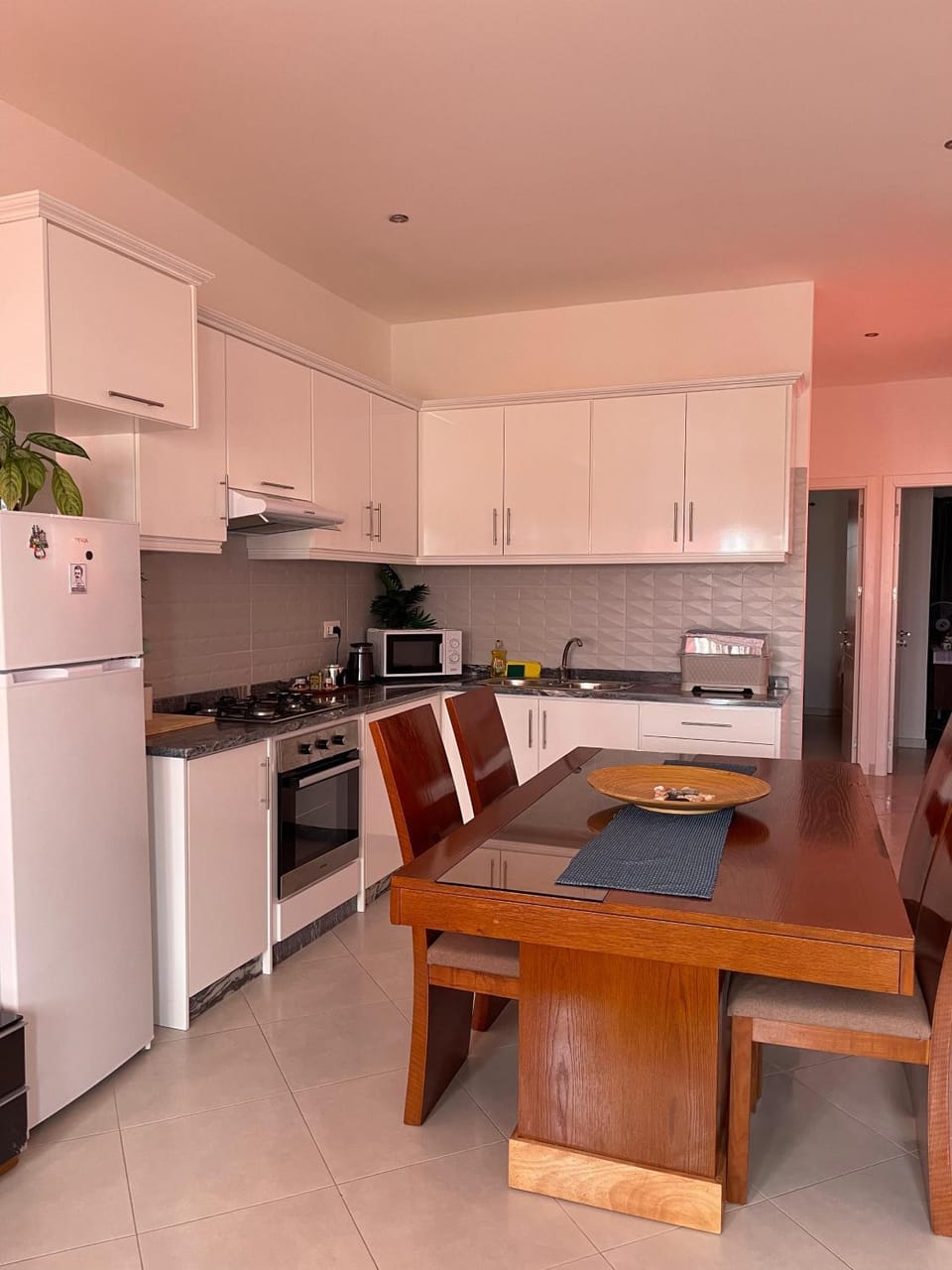 Kitchen or kitchenette, Dining area, oven