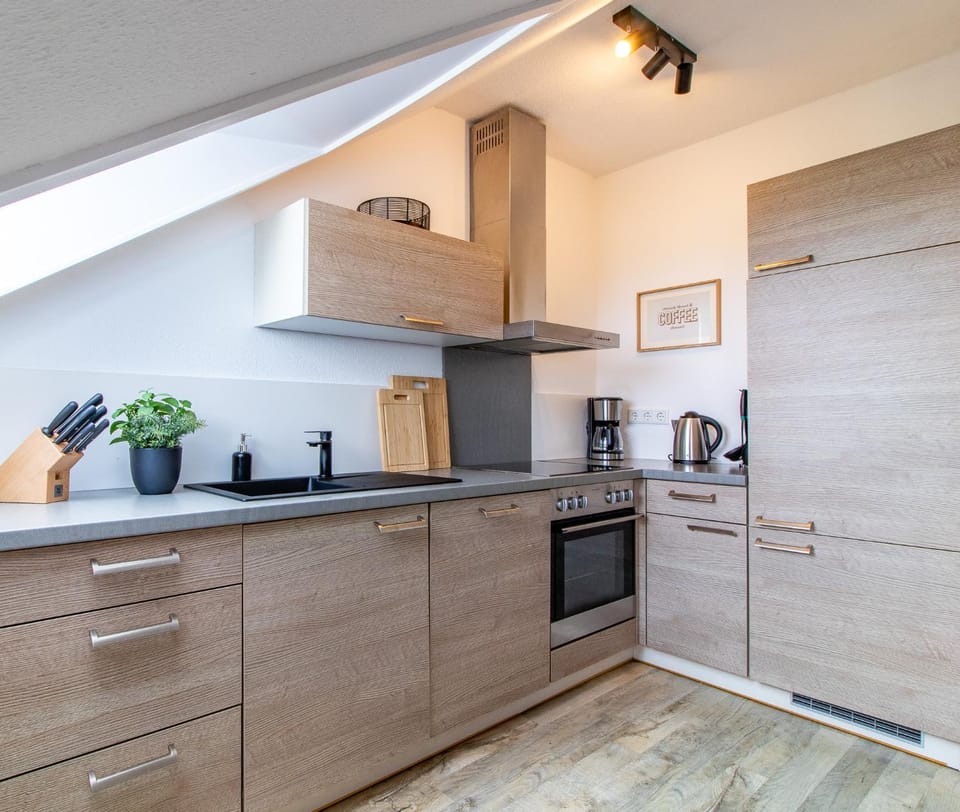 Coffee/tea facilities, Kitchen or kitchenette, dishwasher, oven, stove, toaster