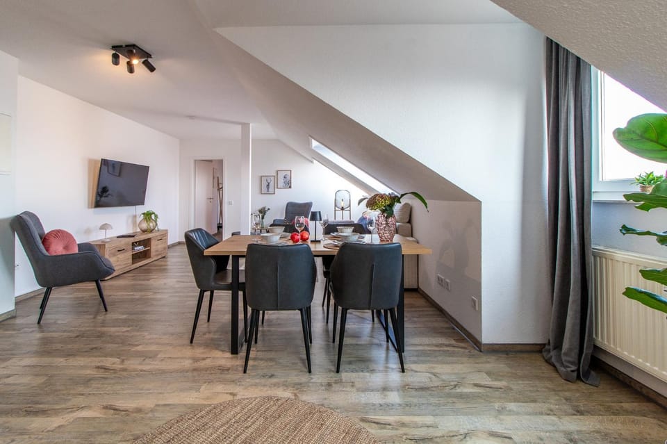 Communal lounge/ TV room, TV and multimedia, Living room, Seating area, Dining area, Evening entertainment