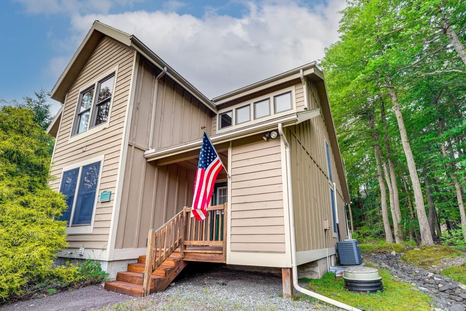 Tannersville Resort Home w/ Deck & Gas Grill! House in Pocono Mountains