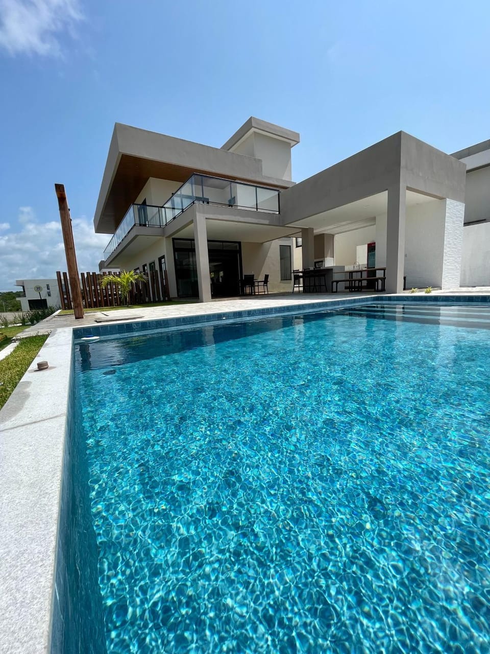 Day, Pool view