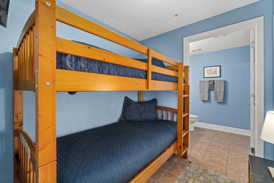 Bedroom, bunk bed