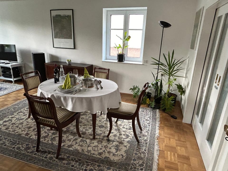 TV and multimedia, Living room, Seating area, Dining area
