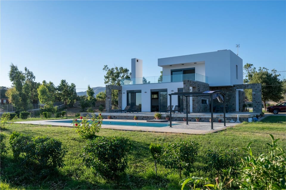 Property building, Spring, Day, Natural landscape, Garden, Garden view, Pool view, Swimming pool, Parking