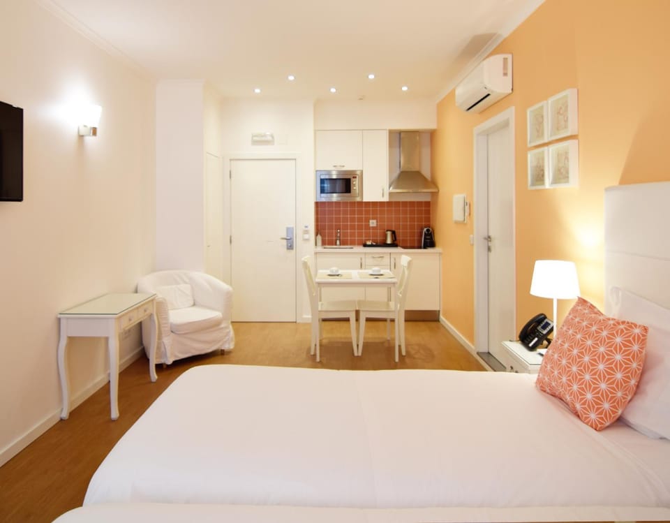 Kitchen or kitchenette, Dining area, Bedroom