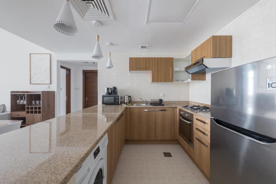 Kitchen or kitchenette, Photo of the whole room, microwave, oven, stove, toaster