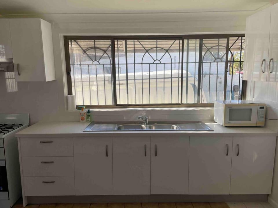 Kitchen or kitchenette, Communal kitchen, microwave, stove