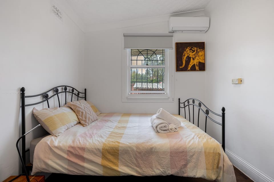 Bed, Photo of the whole room, Bedroom, air conditioner