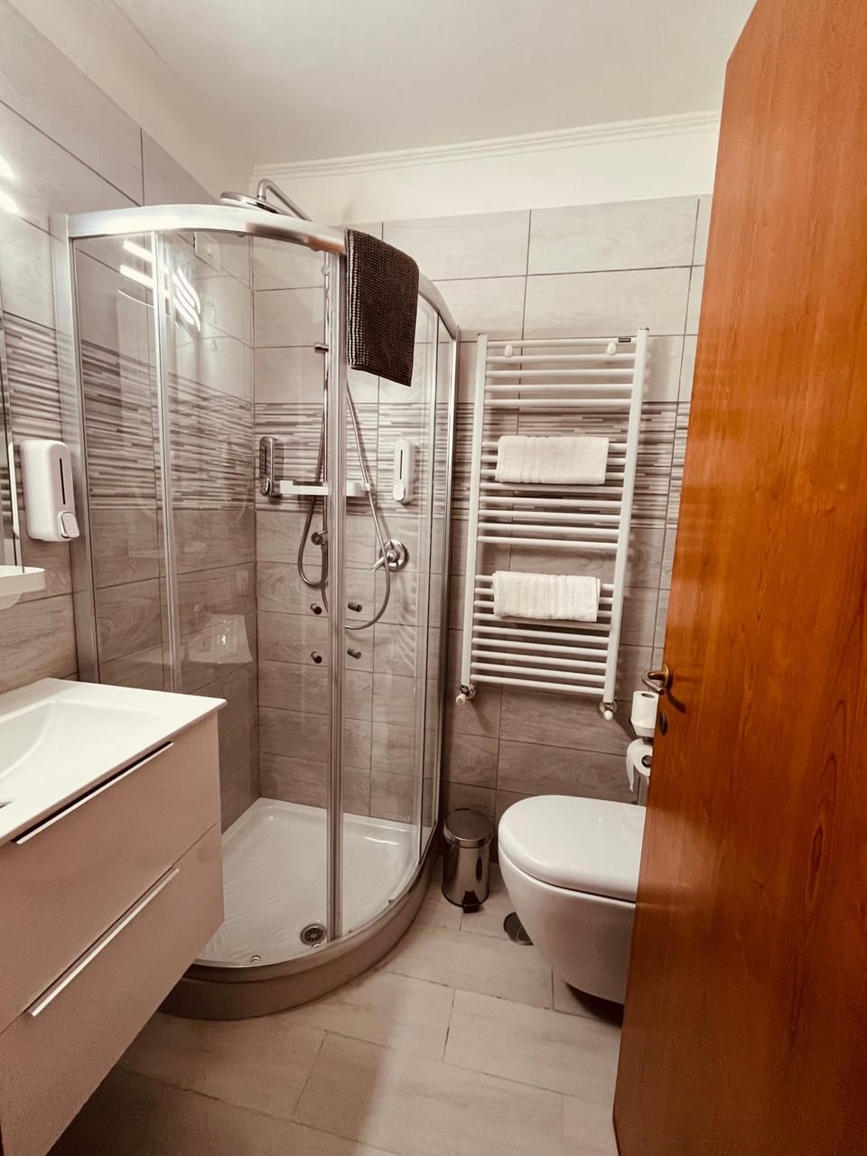 Shower, Toilet, Bathroom, towels