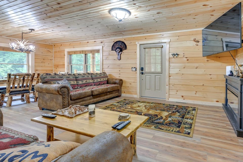 Adams Cabin w/ Game Room & Fire Pit Cabin in Wisconsin
