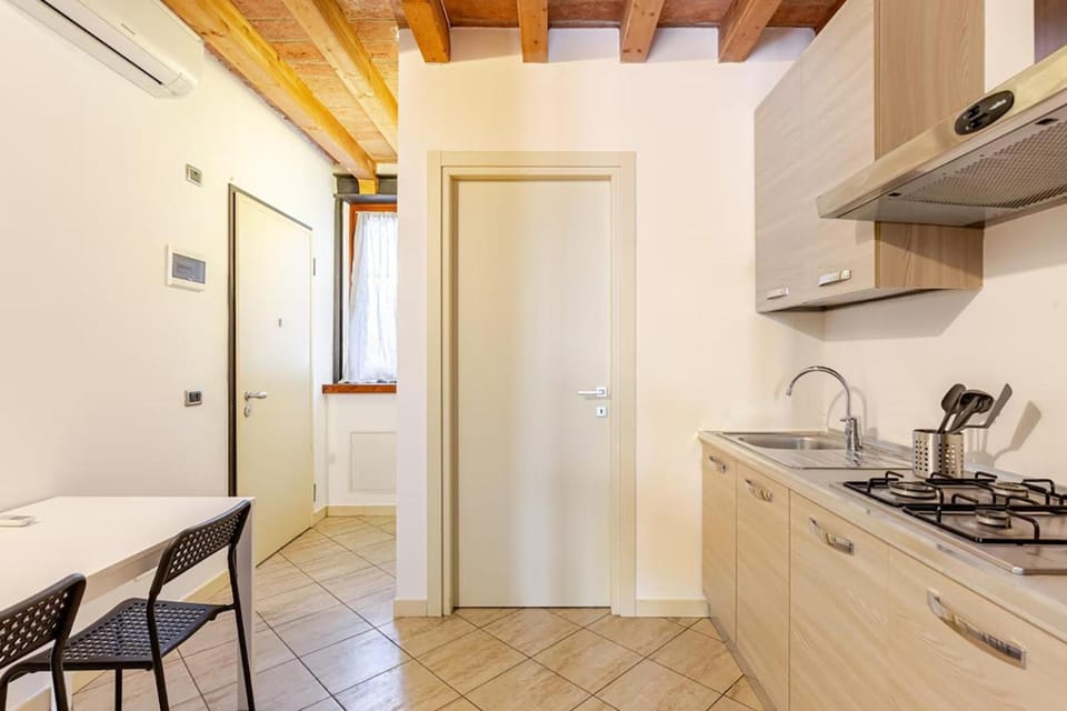 Kitchen or kitchenette, Dining area, pet friendly, stove