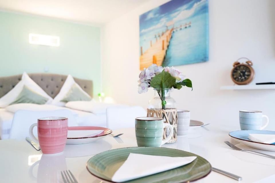 Bed, Living room, Seating area, Dining area, Bedroom