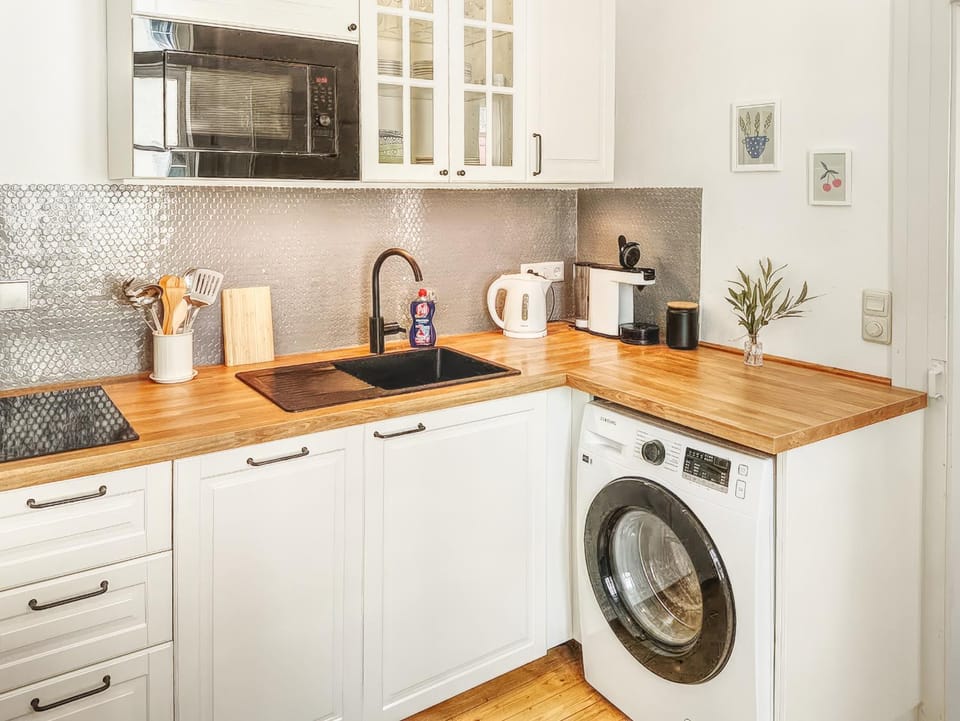 Coffee/tea facilities, Kitchen or kitchenette, dishwasher, microwave, stove, toaster, washing machine, kitchen