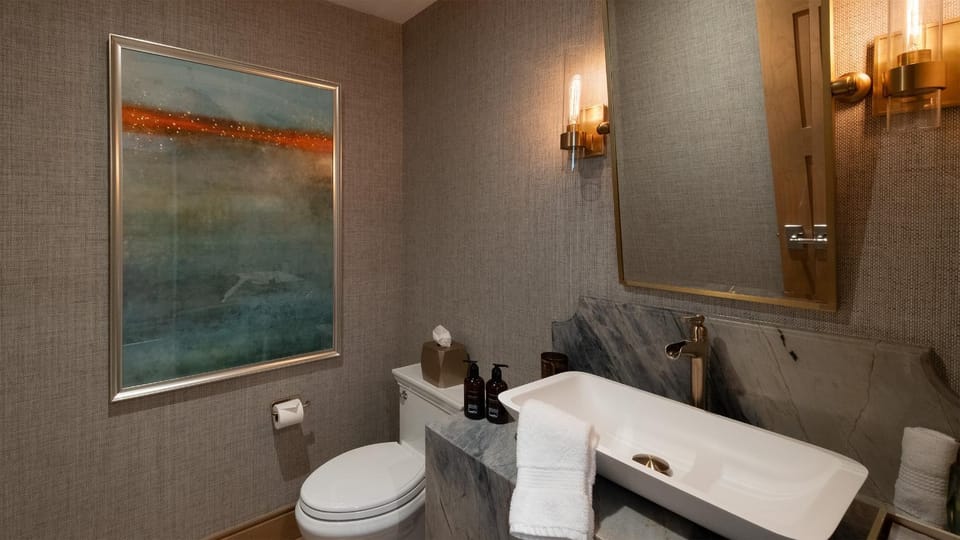 Toilet, towels