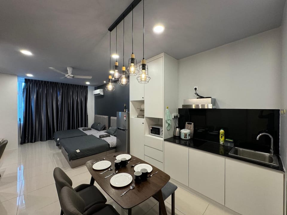 Bed, Coffee/tea facilities, Kitchen or kitchenette, Living room, Photo of the whole room, Seating area, Dining area, Bedroom