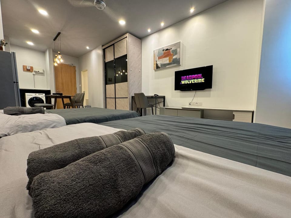 Bed, TV and multimedia, Living room, Photo of the whole room, Seating area, Evening entertainment, Bedroom