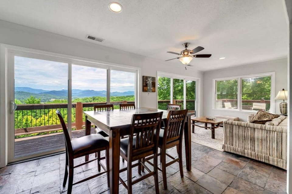 Balcony/Terrace, Seating area, Dining area, Mountain view