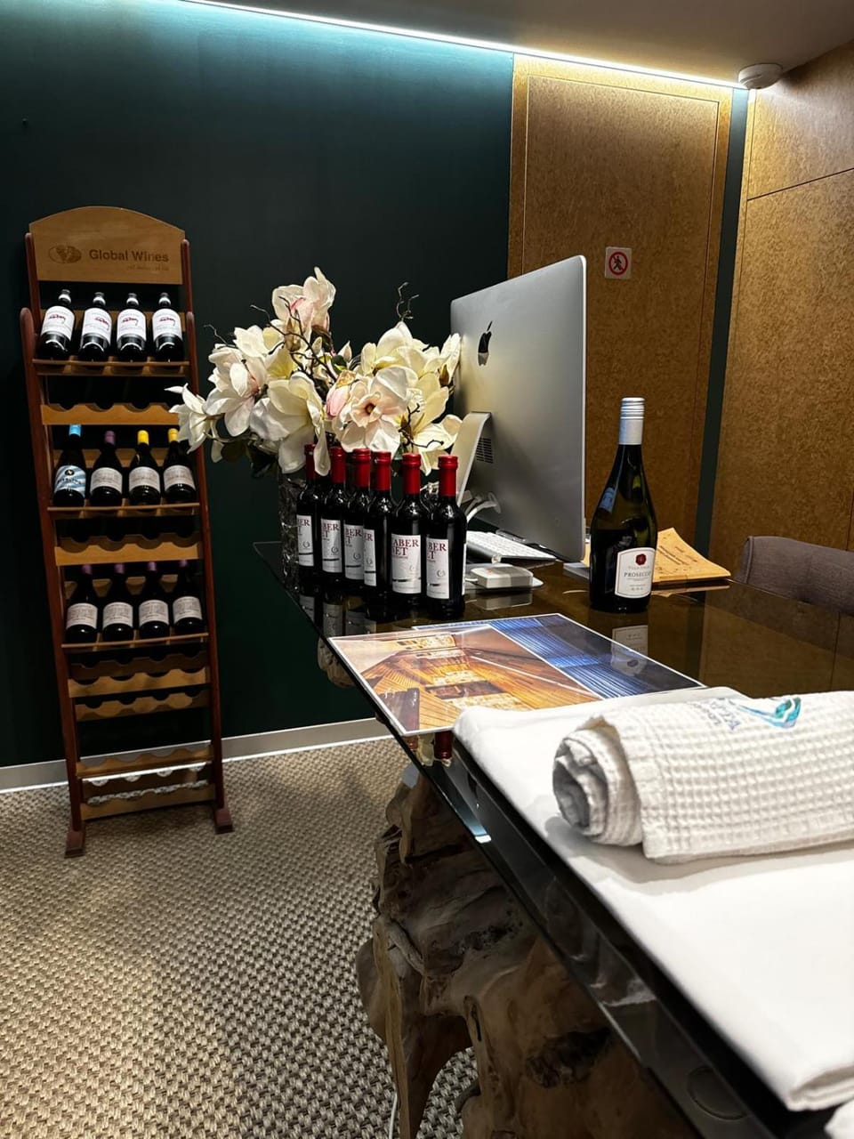 Massage, Sauna, Steam room, Spa and wellness centre/facilities