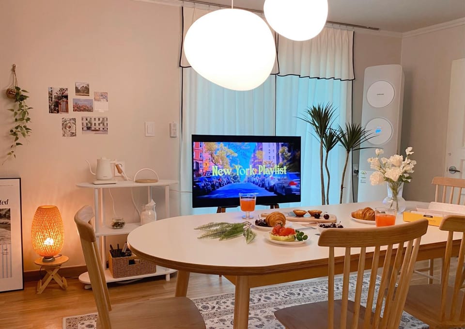 Communal lounge/ TV room, Coffee/tea facilities, Food and drinks, Food and drinks, Seating area, Dining area, Food, Food, Drinks, Drinks, Non alcoholic drinks, hair dryier, air conditioner, air conditioner