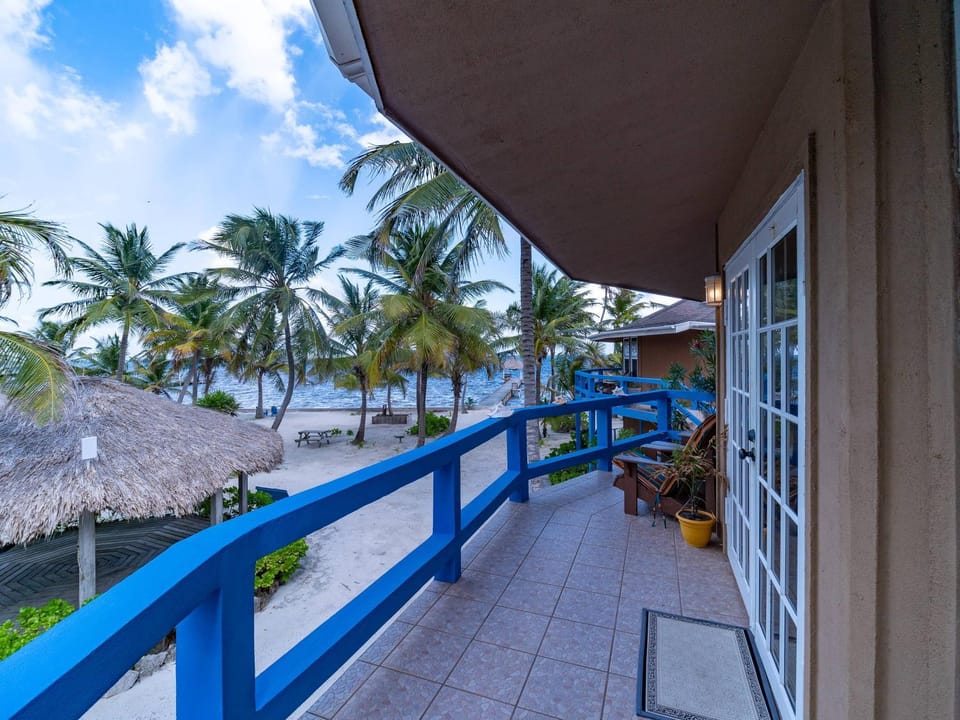 White Sands Cove C02-Ocean View 2 BR by Stay Floreo House in Corozal District