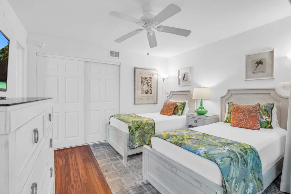 Corner Unit Updated And Near Lobby House in Naples