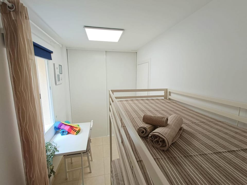 Bedroom, bunk bed