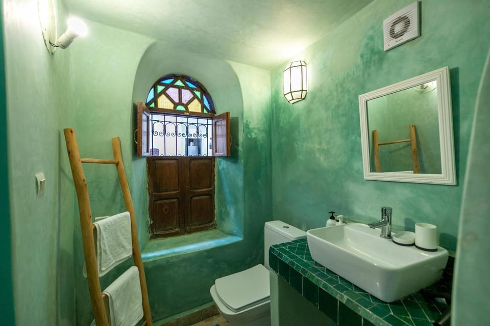 Toilet, towels