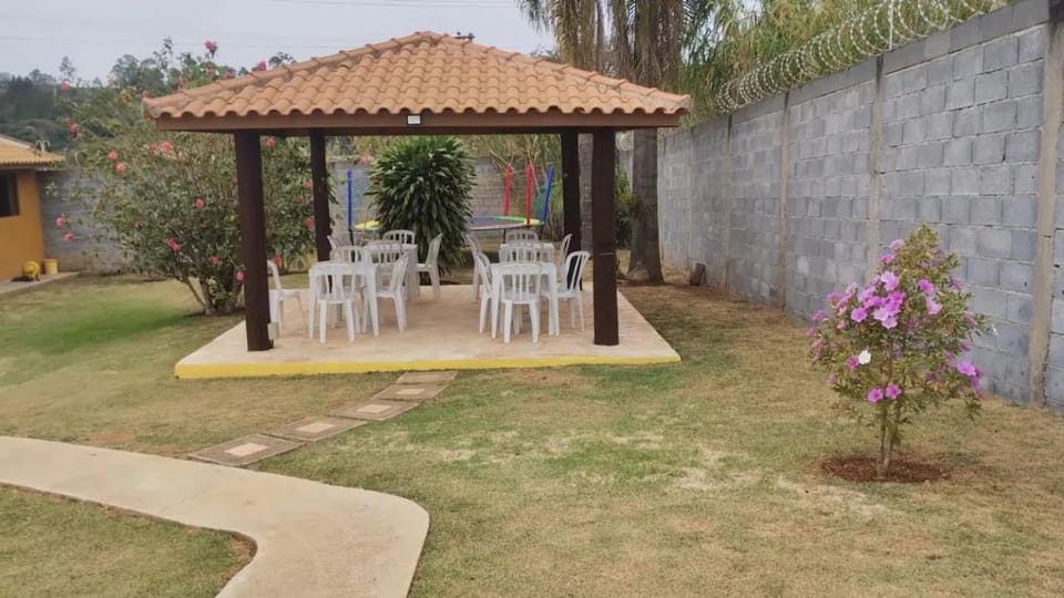 Chácara com piscina e amplo espaço gourmet à sete min da famosa estrada do roteiro do vinho House in Ibiúna